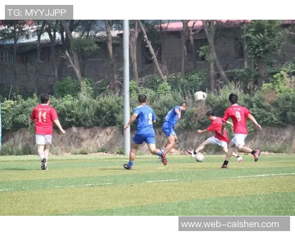 激烈对抗与团队协作周记记录我与同学们的足球比赛精彩瞬间